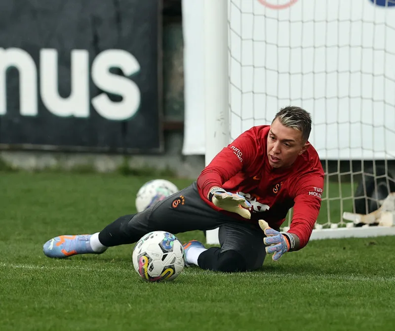 Okan Buruk'tan sürpriz karar! İşte Galatasaray'ın Kayserispor maçı 11'i - 8