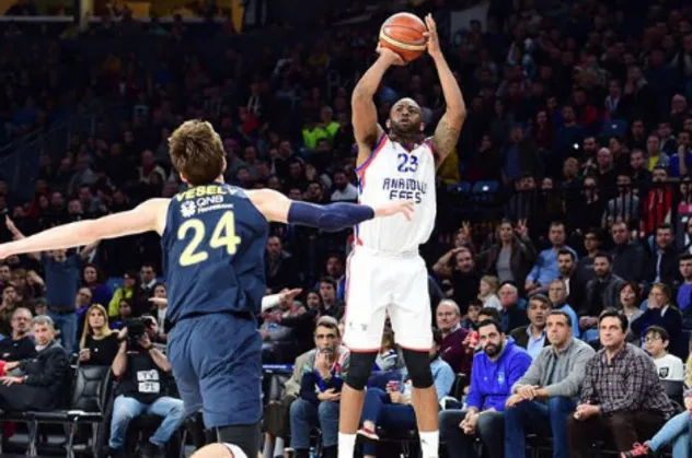 Potada Anadolu Efes Fenerbahçe Beko'yu mağlup etti