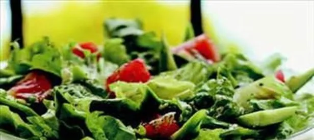 Sarımsak Soslu Salata Tarifi