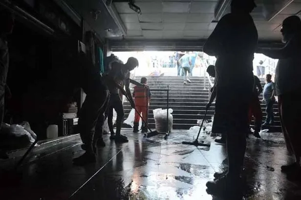 Dikkat çeken görüntü! Sel suları altında kalan çarşının ürünleri miting alanına serildi-4