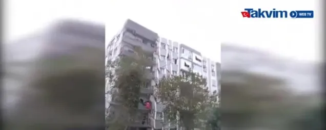 SON DAKİKA: İzmirde meydana gelen depremde hasar alan binanın yıkılma anı kamerada