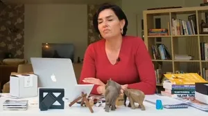 Halk TV sunucusu Özlem Gürses de 29 Mart sabahı otobüse binip işine giden yolculara hakaret etmiş!