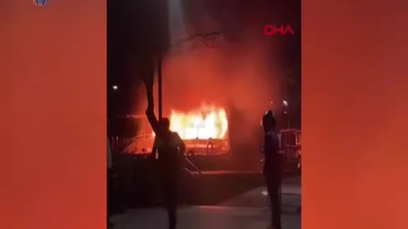 Haliç'te korkutan tekne yangını kamerada!