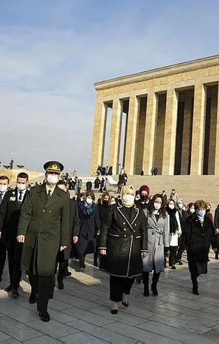 Aile, Çalışma ve Sosyal Hizmetler Bakanı Zehra Zümrüt Selçuk kadınlarla Anıtkabir'i ziyaret etti