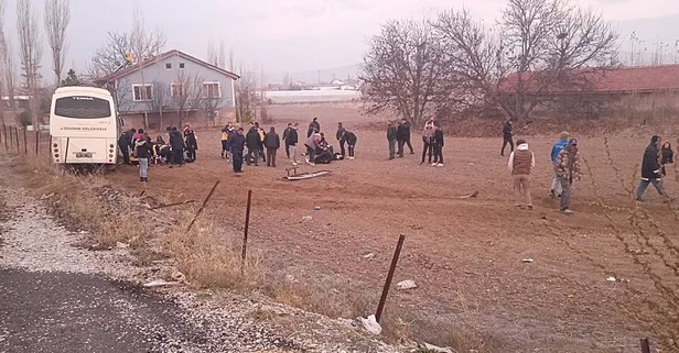 Afyonkarahisar'da feci kaza! Öğrenci servis aracı ile kamyonet çarpıştı: 17 kişi yaralandı