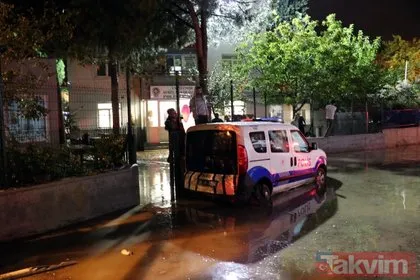 İzmir yine bildiğimiz gibi! Sağanak yağış sonrası sokaklar göle döndü