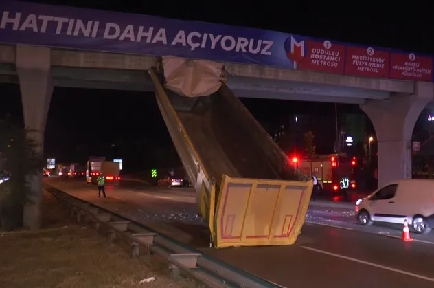 Tırın damperi üst geçide takıldı! Vatandaşlar film izler gibi izledi