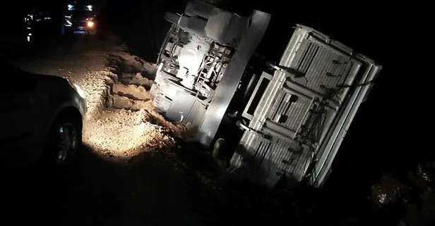 Bursa’da patates yüklü kamyon devrildi! Tonlarca patates yola saçıldı