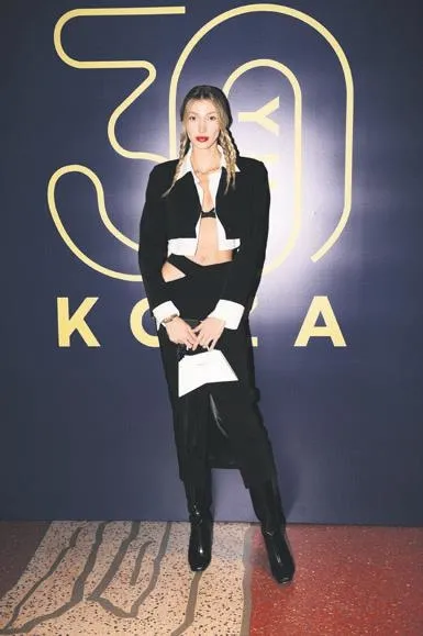 100-bin-tl-karsiliginda-bulasik-makinesi-tanitan-yasemin-ozilhana-tepki-kac-kere-elin-bulasiklara-degdi-1670623533254.jpeg 100 bin TL karşılığında bulaşık makinesi tanıtan Yasemin Özilhan'a tepki: Kaç kere elin bulaşıklara değdi | Saklambaç haberleri-6