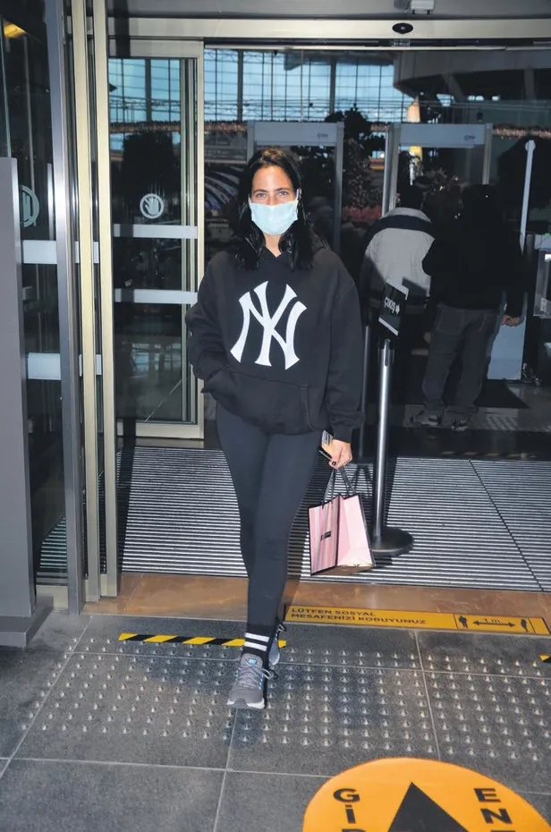 aleyna-tikinin-pijamali-hali-sakinlik-yaratti-1607465599593.jpeg Aleyna Tiki'nin pijamalı hali şakınlık yarattı!-3