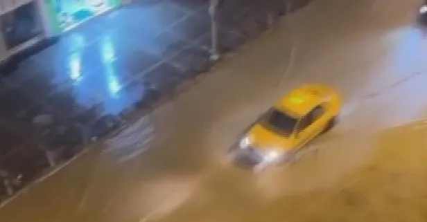 İzmir’de değişmeyen manzara: Sağanak yağdı, yollar göle döndü