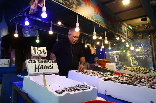 Karadeniz soğudu hamsi fiyatı yarıya düştü