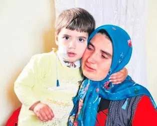 Ağlamasın diye nöbet tutuyor