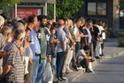 CHP'li İzmir Büyükşehir Belediyesi'nde kriz! 23 bin işçi greve gitti otobüs duraklarında kuyruk oluştu