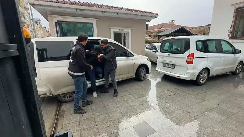 Bağcılar'da polise saldıran şüpheli yakalandı. (DHA)