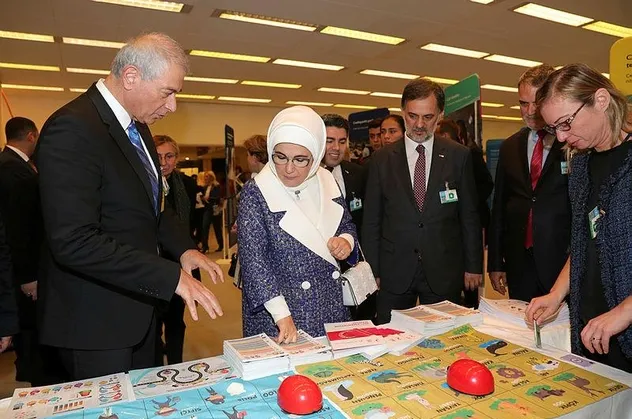 Emine Erdoğan Cenevre'de stand ve sergileri gezdi
