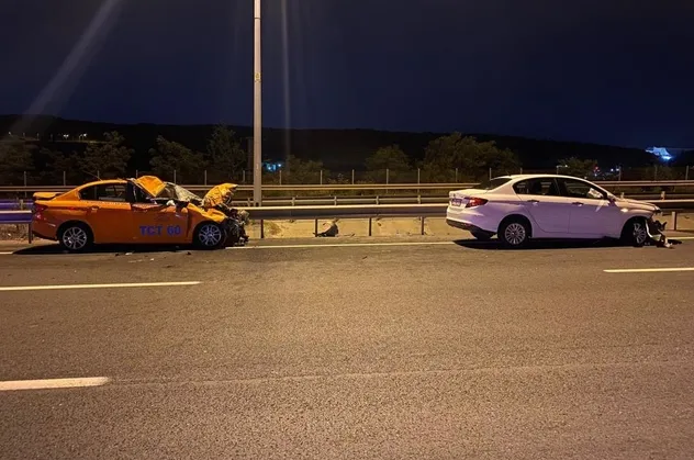 Gece yarısı korkunç kaza! Taksi iki mandaya çarptı: 1 ölü, 2 yaralı