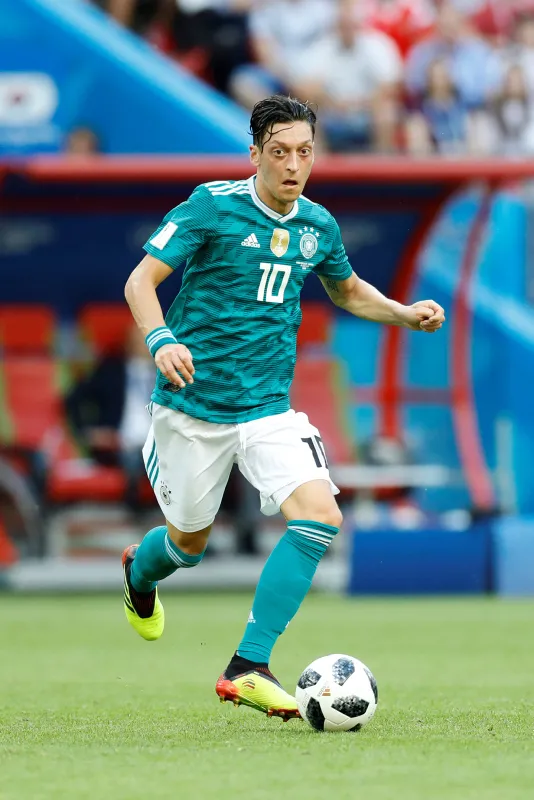 Alman holiganlar Mesut Özil'e saldırdı - 11