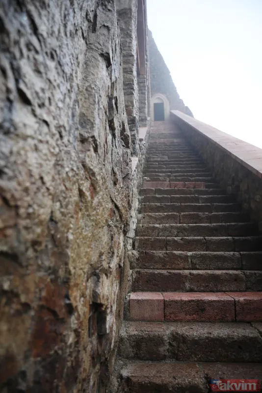 Geçmişi 1600 yıl öncesine dayanıyor: 360 tonluk kaya bitlendi iğneyle kuyu kazıp yeni odalar ortaya çıktı! Sümela Manastırı'na ziyaretçi akını - 32