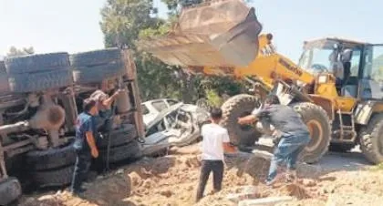 kahramanmarasta-feci-kaza-kamyon-cenaze-namazi-kilanlarin-arasina-daldi-6-olu-ve-yaralilar-var-1694301630627.jpeg Kahramanmaraş'ta feci kaza: Kamyon cenaze namazı kılanların arasına daldı! 6 Ölü ve yaralılar var-2