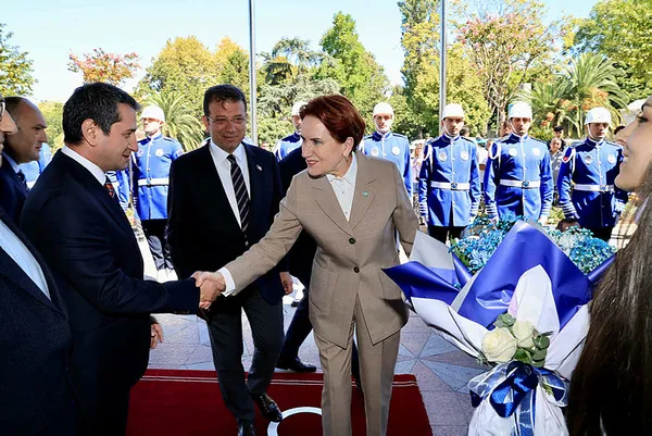 1662713215377.jpg Ekrem İmamoğlu Meral Akşener'i "cumhurbaşkanı" gibi karşıladı ortalık karıştı: Kemal Kılıçdaroğlu'na mesaj çekiyor-3