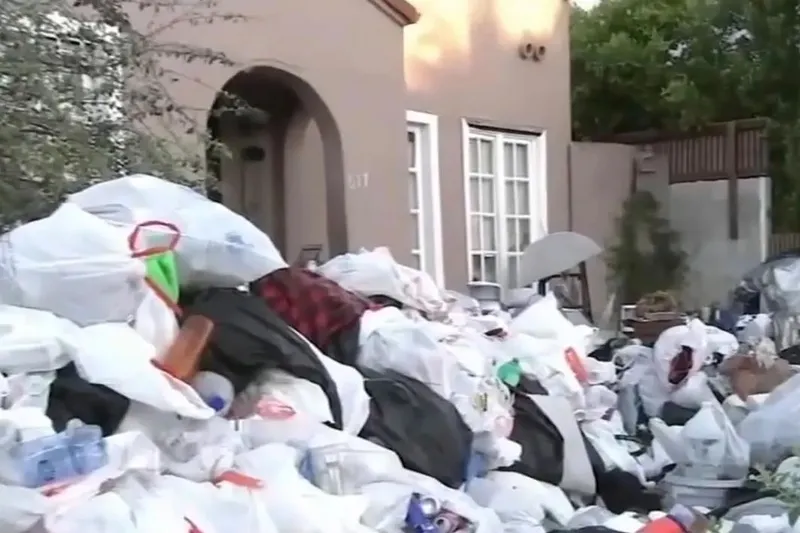 cop-ev-kabusunun-boylesi-fareler-ve-hasereler-istila-etmis-onlarca-yildir-biriktiriyor-evinden-tam-yedi-ton-at-1712316306927.jpeg Çöp ev kabusunun böylesi: Fareler ve haşereler istila etmiş! Onlarca yıldır biriktiriyor: Evinden tam yedi ton atık çıktı-1