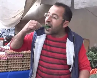 Zehirlenme haberlerine çiğ ıspanak yiyerek tepki gösterdi!