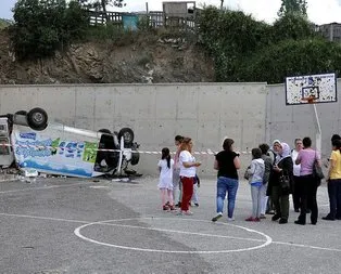 Ankara’da minibüs okul bahçesine düştü