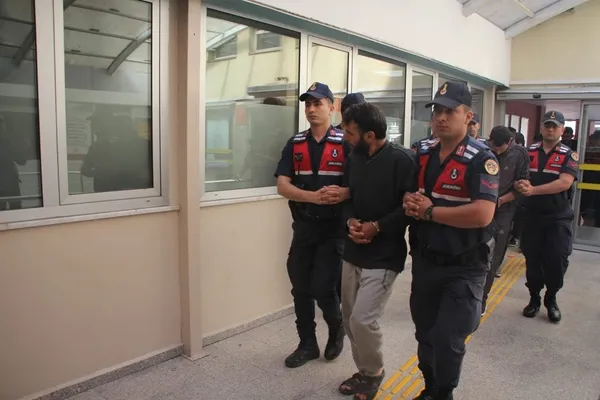 son-dakika-kocaelide-deas-bombacisi-yakalandi-orgute-buyuk-darbe-1653377100817.jpg SON DAKİKA! Kocaeli'de DEAŞ bombacısı yakalandı! Örgüte büyük darbe-2