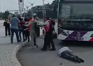 İZLE I Adana’da otobüs şoförünü acımasızca darp ettiler | O anlar kameraya böyle yansıdı...