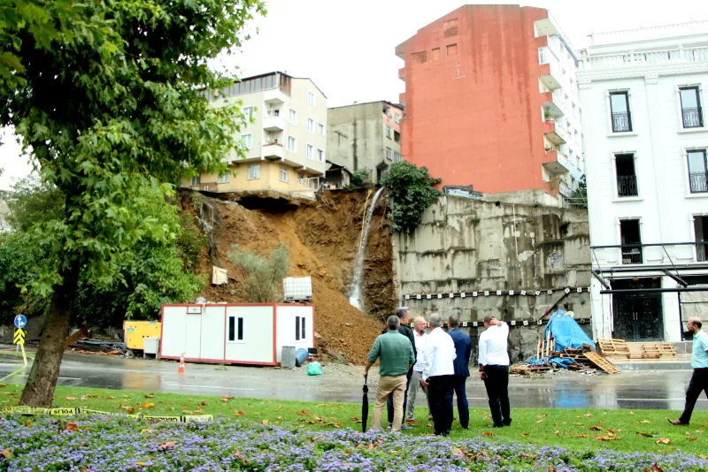 Korkulan oldu! Canlı yayında bina çöktü - 13