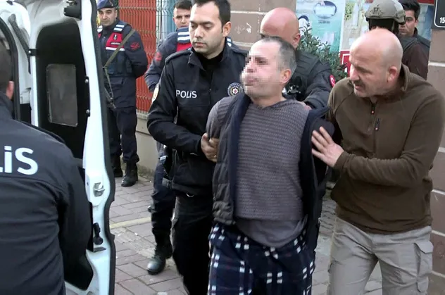 İğrenç olay! "Koronavirüslüyüm" diyerek polislere tükürdü
