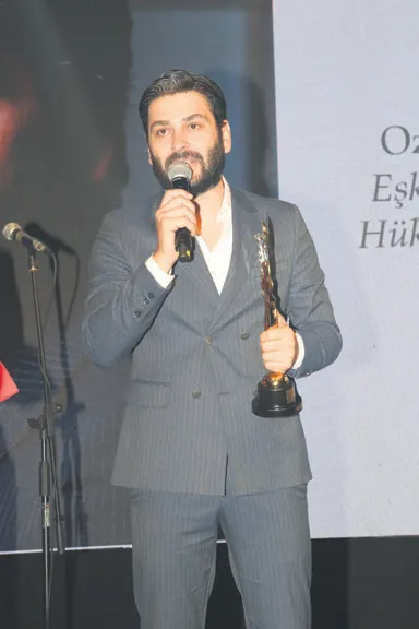 Ayaklı Gazete TV Yıldızları Ödül Töreni ünlüler geçidine sahne oldu! Geceye atv damga vurdu...-4