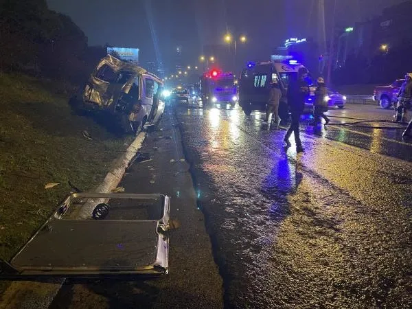 Ataşehir'de İETT dehşeti! Emniyet şeridindeki minibüse çarptı: 2 yaralı-4