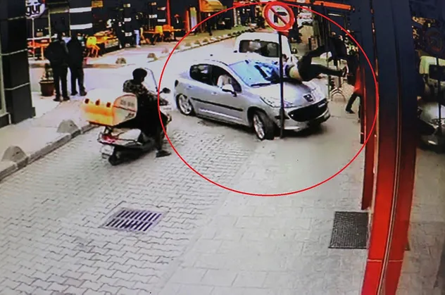 Hız nedeniyle kontrolden çıktı! Yayayla birlikte dükkana daldı