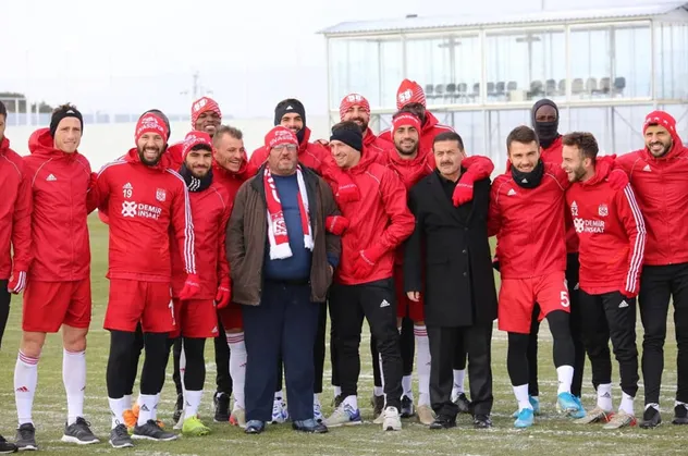 "Sabaha kadar burdayık" diyen fenomen simitçi Ahmet Yaşin, Sivasspor antrenmanında
