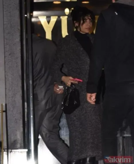 41'lik Petek Dinçöz'den minili boylu boyunca tezgah pozuyla 'ne kaybettiğine dön bir bak' paylaşımı! Bunu gören 20'likler koşarak kaçtı - 23