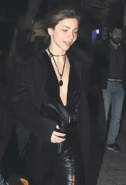 Dekolte Merve-2