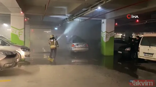 Seyir halinde motor bölümünden alev aldı! Büyük Çamlıca Camisi'nin kapalı otoparkında araç yangını - 1