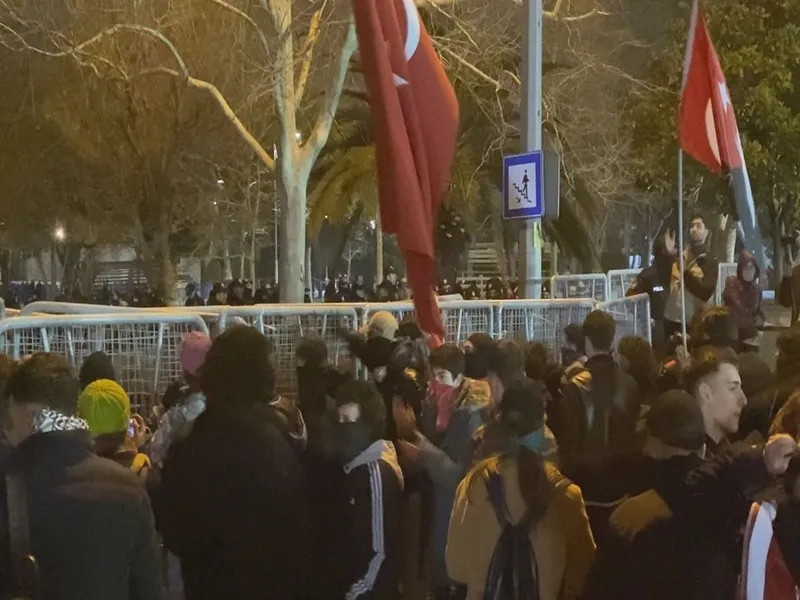 chpnin-sarachanedeki-mitingi-sonrasi-35-kisi-gozaltina-alindi-1773928286463.jpeg CHP'nin Saraçhane mitinginde yüzlerini maskeyle kapatıp taşkınlık çıkardılar: 2 tutuklama-4
