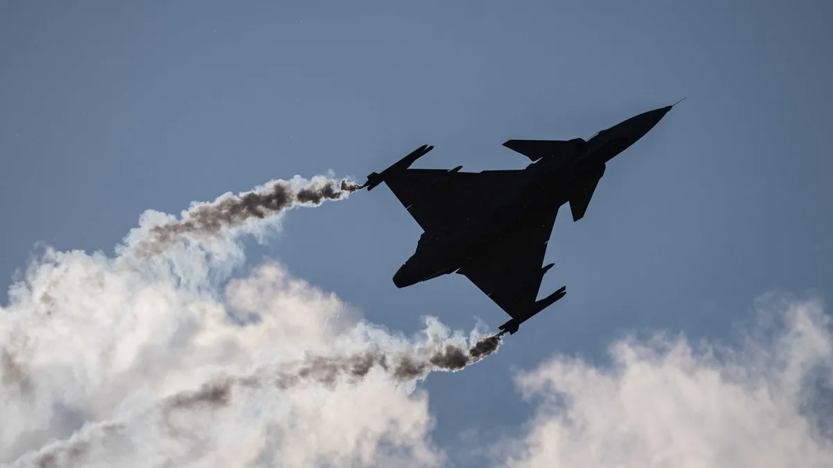 Macaristan ordusuna ait Gripen savaş uçağı yere çakıldı