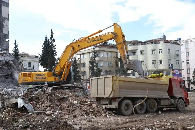 1786522653377.jpeg Yüksek yapıların yıkımında güvenlik önlemleri artırıldı: Fenni mesuliyet sınırı 18,50 metre oldu-6
