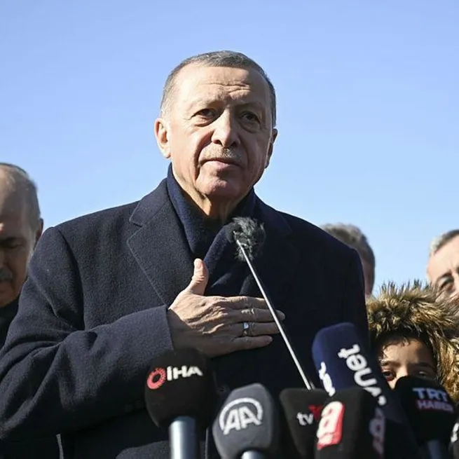 Başkan Erdoğan deprem bölgesinde! Depremzedelerin yaraları sarılıyor: Her aileye nakdi destek, oteller depremzedelere açılacak