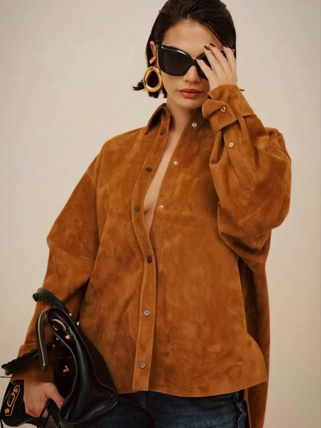 1790889312896.jpg Demet Özdemir Fransa'da yeni tarzıyla boy gösterdi! Yüz hatları ve kombini olay oldu: Derya Uluğ kayıtsız kalmadı-3