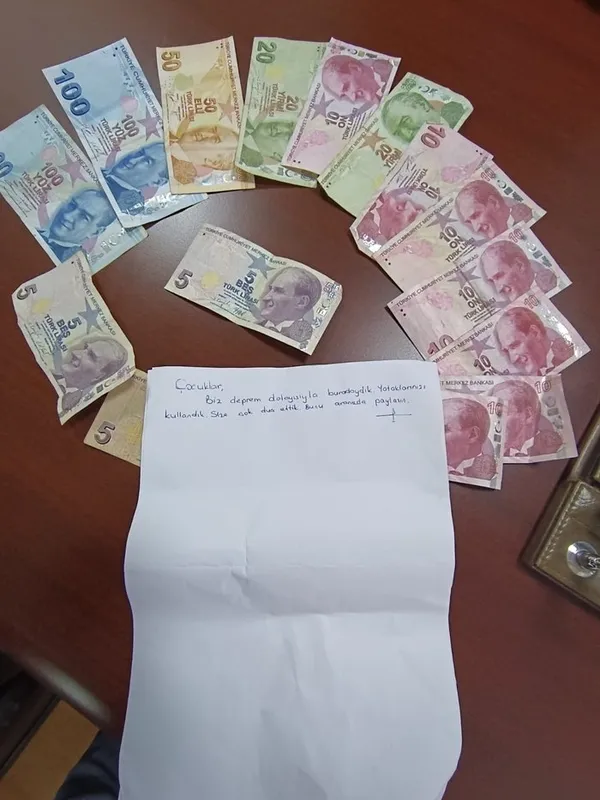 depremzedelerden-duygulandiran-davranis-aralarinda-para-toplayip-ogrencilere-biraktilar-1677046192726.jpg Depremzedelerden duygulandıran davranış: Aralarında para toplayıp öğrencilere bıraktılar!-4
