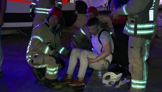 son-dakika-kadikoyde-otomobil-duraga-daldi-cok-sayida-yarali-oldugu-bildirildi-1655597239344.jpeg Kadıköy'de can pazarı! Bir otomobil durağa daldı, 1'i ağır 5 kişiyi yaraladı-5