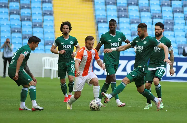 1614168555016.jpg Adanaspor - Giresunspor maçında korku dolu anlar! Bir anda fenalaştı hastaneye kaldırıldı-3