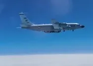 Havada tehlikeli anlar! Rus savaş uçağı, ABD keşif uçağını durdurdu