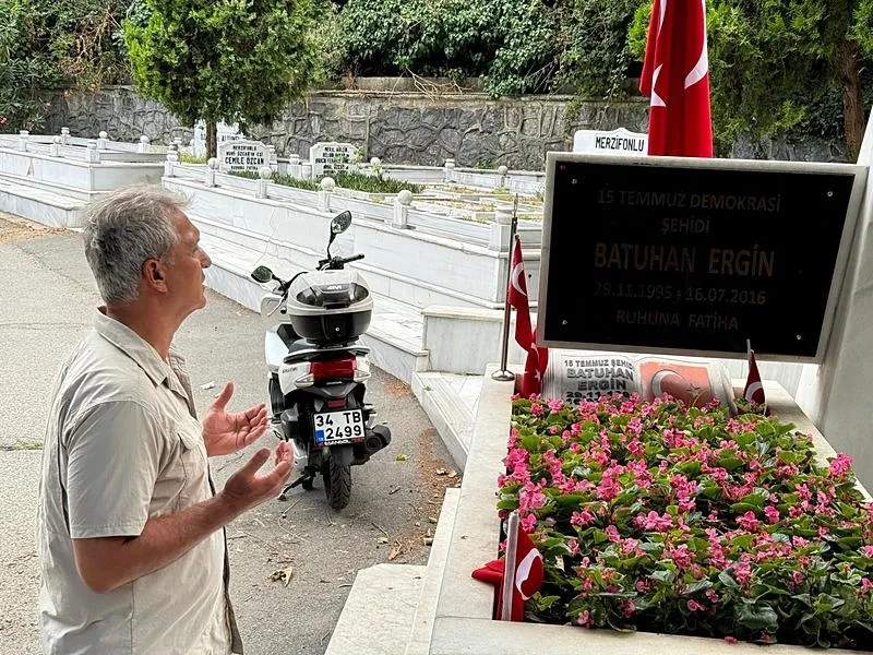 Şehit Batuhan Ergin'in babasından İBB'ye bayrak tepkisi: "Bu arkadaşın Türklüğünden de şüphe ediyorum"-3