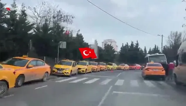 İstanbul’da taksi sürücüleri tarife güncellemek için sıraya girdi! Sabahın ilk saatlerinden itibaren kuyruk oluştu
